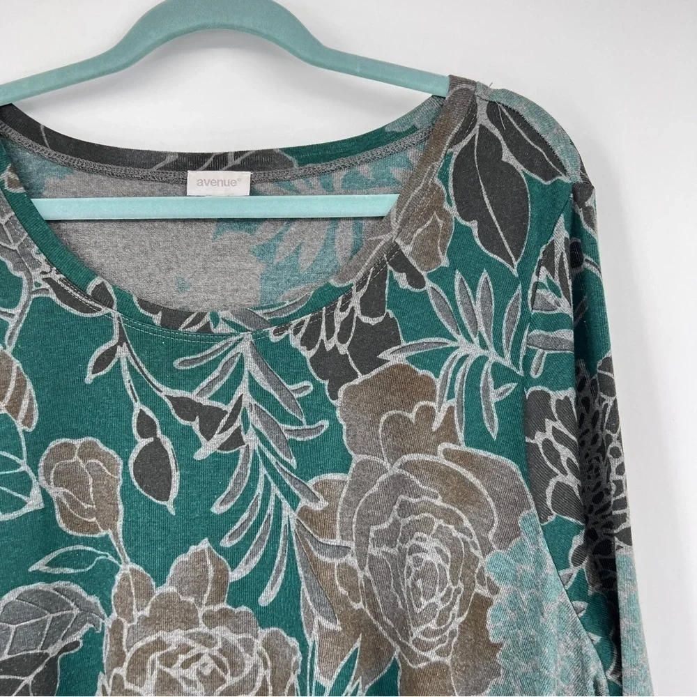 Avenue Floral Leaf Slit Roundneck Three-Quarter Sleeves Sharkbite Blouse - Picture 1 of 10